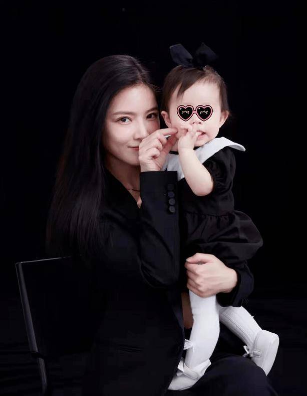杜淳老婆晒亲子写真,王灿单手抱娃秀辣妈身材,1岁女儿超像爸爸_照片