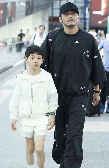 杨烁带儿子现身机场,父子黑白配潮范儿十足,没想到儿子这么帅气_黑色