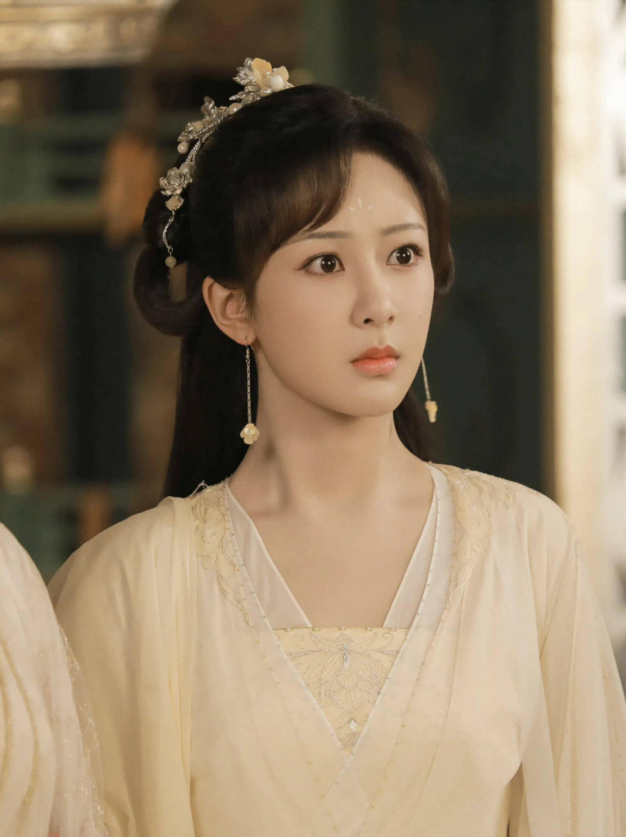 小萌妹杨紫时尚写真:美若天仙,闭月羞花