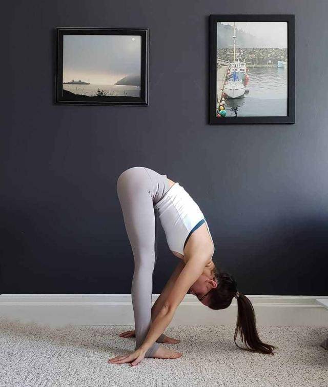 海清拍摄写真,黑色针织毛衣与连体裤的组合,优雅气质倍感亮眼_身体_体