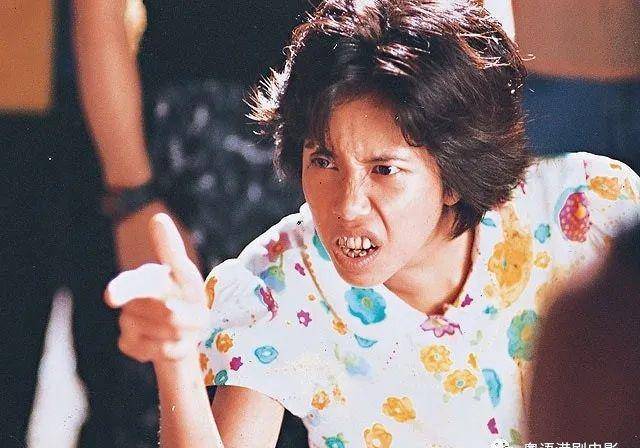 《食神》里面的火鸡姐都是奇丑无比.(剧照)蔡思贝真人美好多!