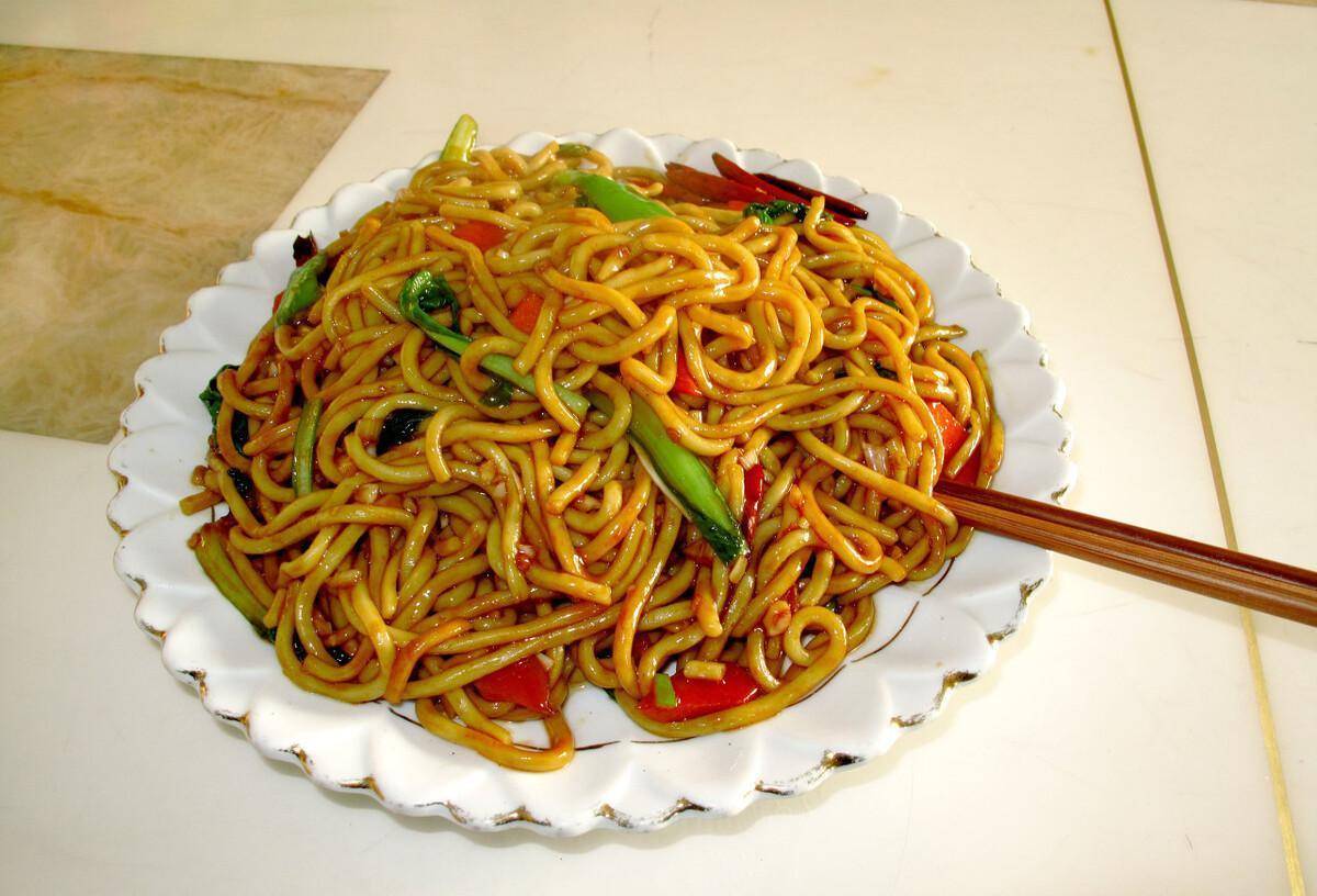 老干妈炒面这样,一大盘不够吃_意大利面_咸味_程度