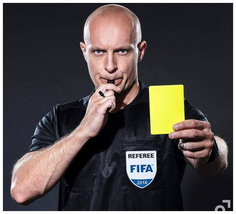 光头主裁,执法果断公正严明,见证梅西成为球王_马尔西尼亚克_裁判