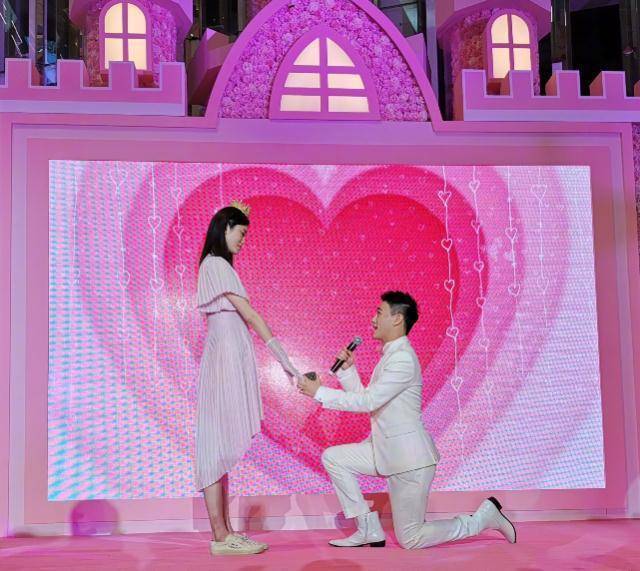 包括在到场的时候身后还跟着四个造型奇特的奇诺比可,完全不像是奚