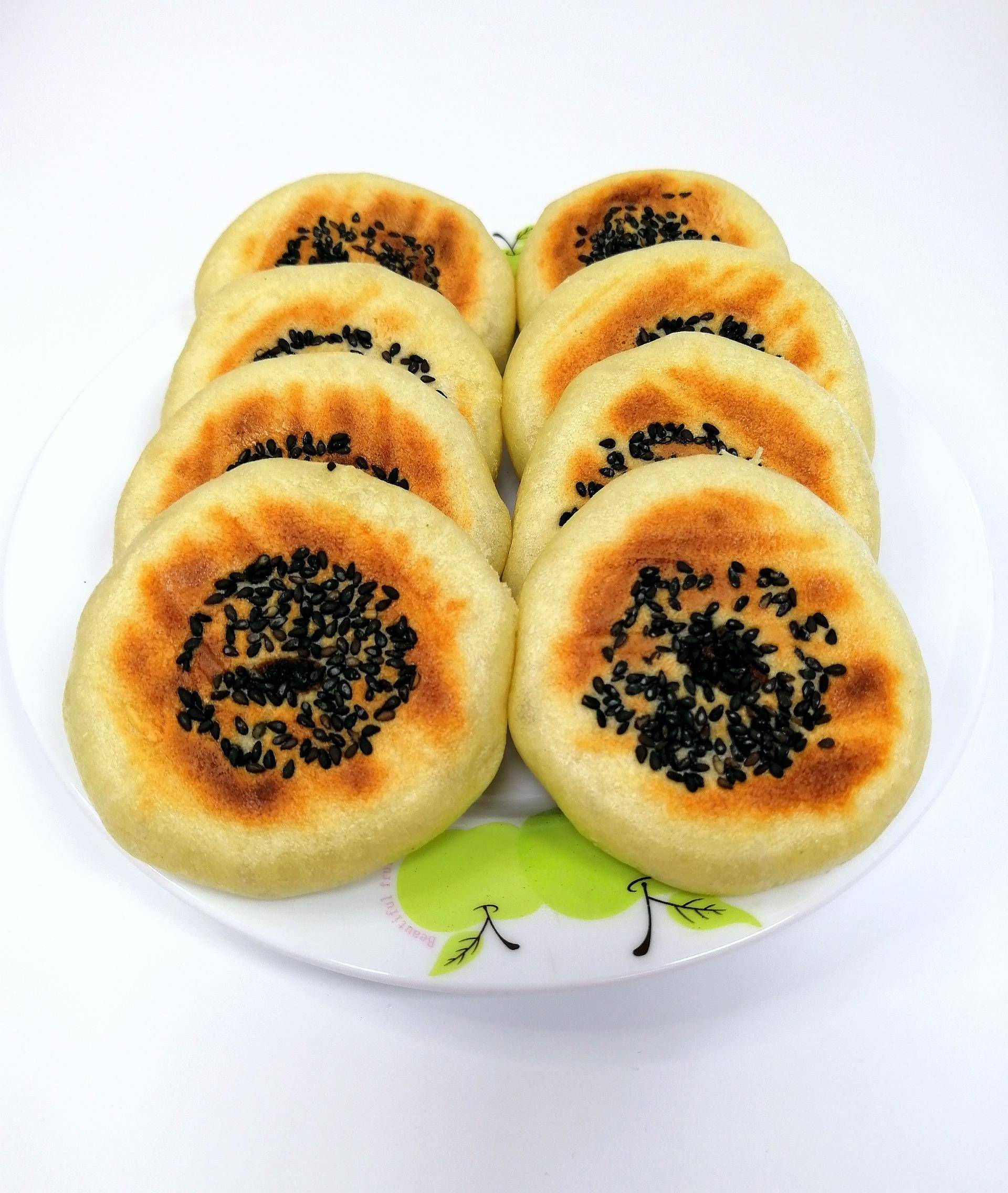 10,黄瓜鸡蛋黑芝麻饼:这款饼子是用黄瓜打成汁,加鸡蛋和出来的面团