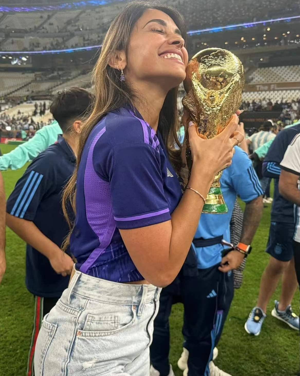 夺冠后,梅西与妻子安东内拉亲吻,两人同居26年,育有3个儿子_孩子_女孩