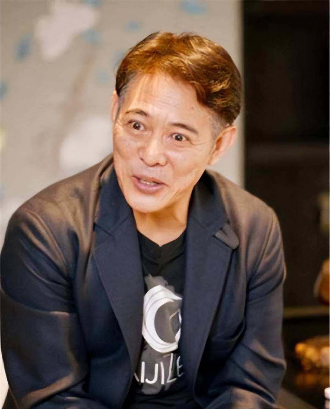 李连杰甲亢复发?录视频脖子怪异肿大,滤镜都遮不住_网友_女儿_生活