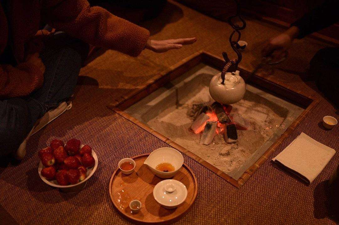 晚来天欲雪,能饮一杯无?