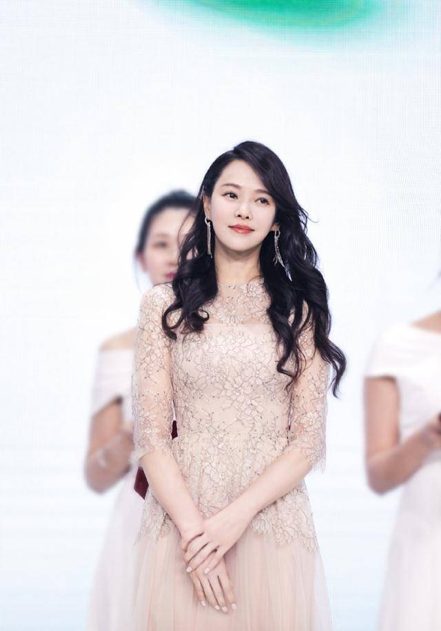 伊能静果然是不老女神,大波浪卷发搭配连衣裙优雅大气,美丽动人_脸型