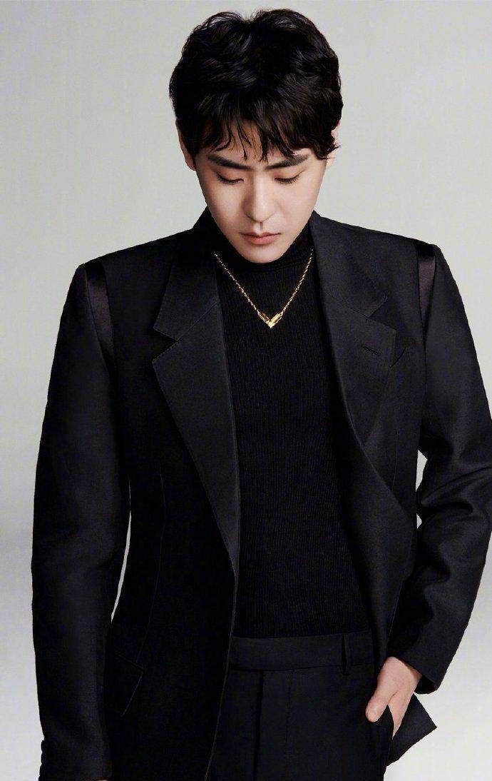 身穿黑色西服套装的张云雷非常有男人味,一件黑色西服外套绅士范十足