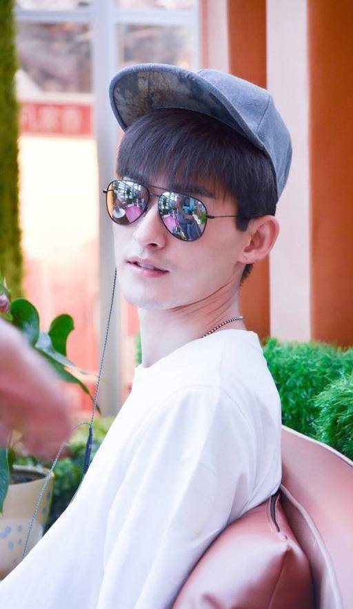 但也看得出,随着年龄的增长,张翰确实是成熟稳重很多,但有些东西,可能