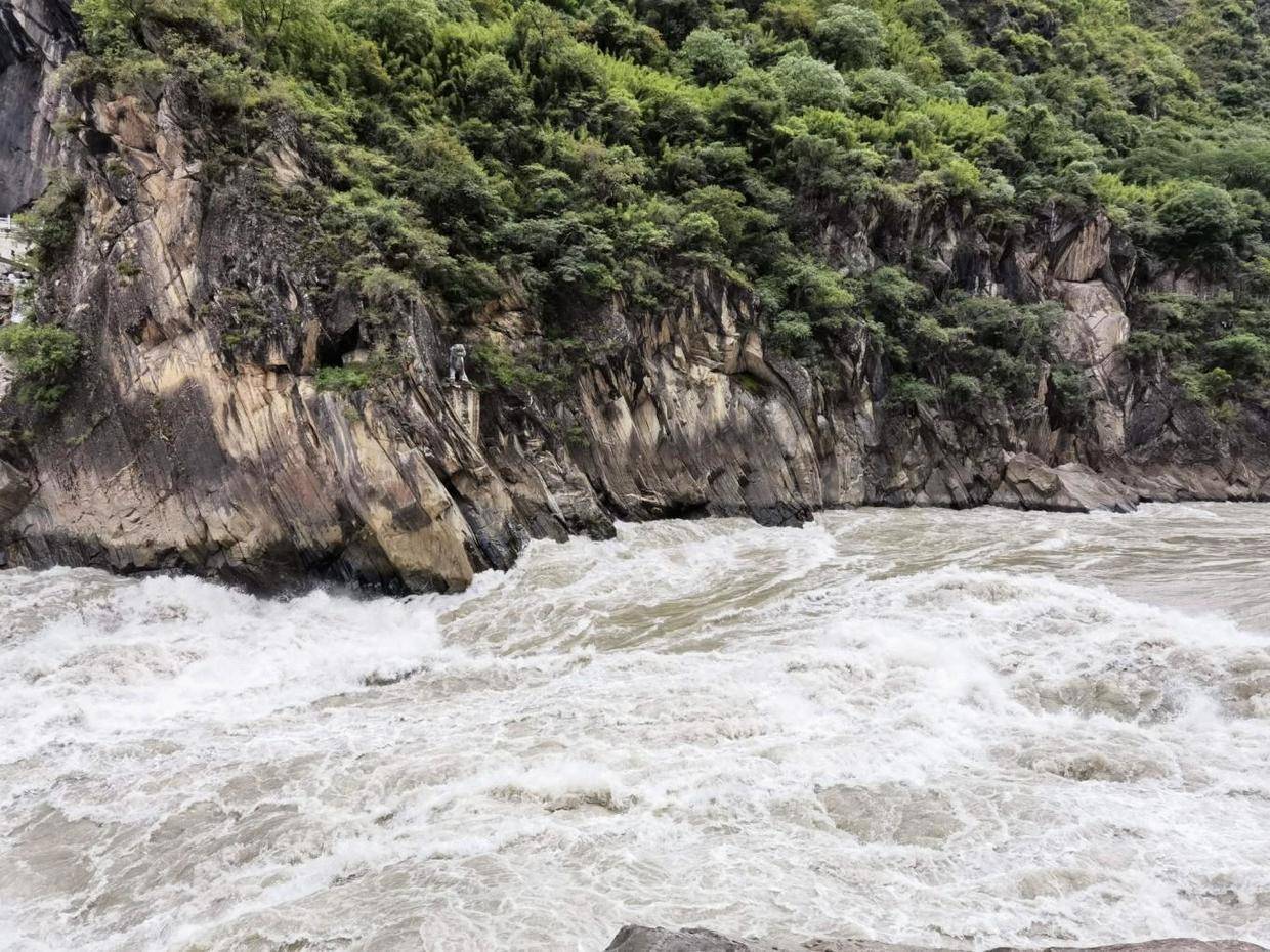 走到江边,奔腾的江水发出巨大的吼声,江水不断拍打