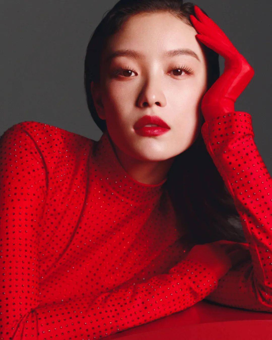 倪妮| 《时尚芭莎》开年刊封面,ni虹闪耀_进行_话剧_角色