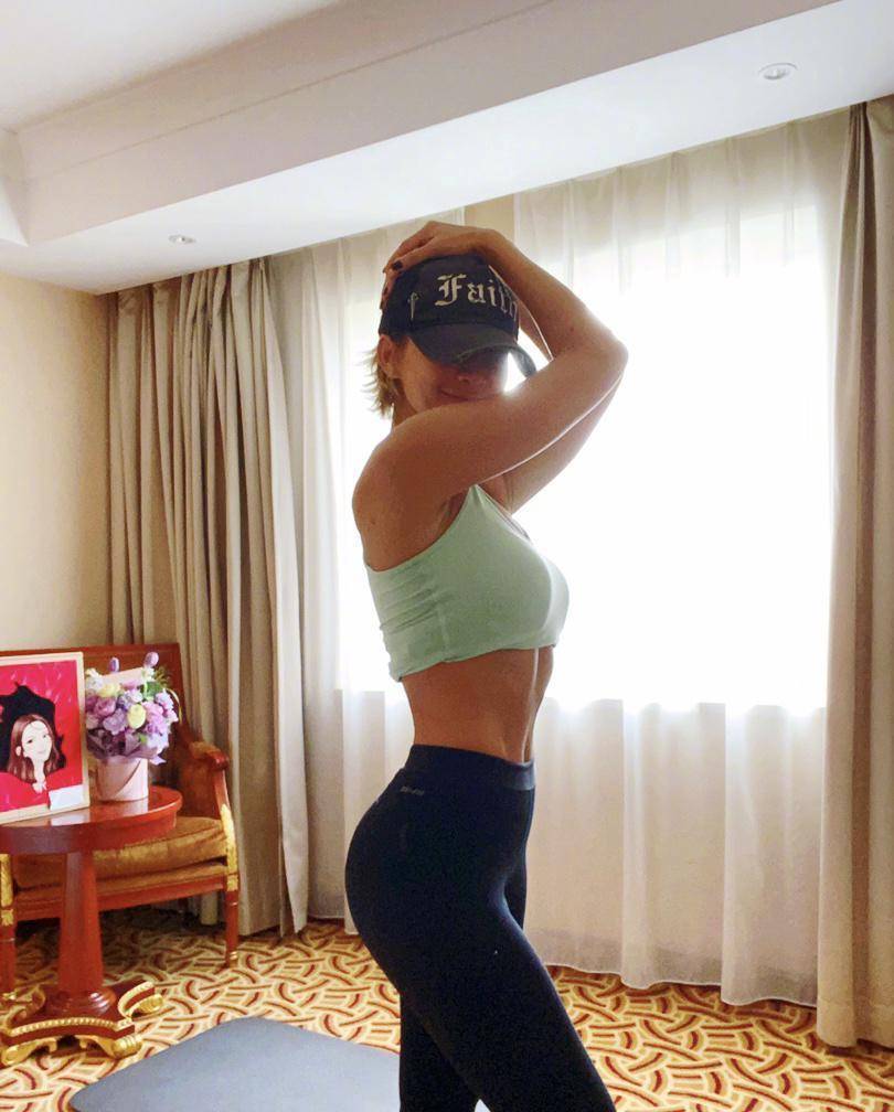 歌后李玟发文在上海隔离中,秀健身照,45岁魔鬼身材上热搜_设计_线条