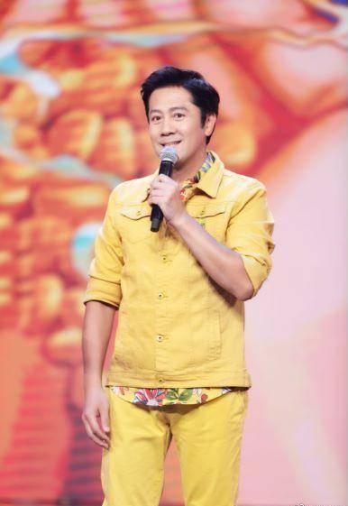 54岁蔡国庆改行当主持,穿着喜庆表情夸张,却被网友吐槽太娘?