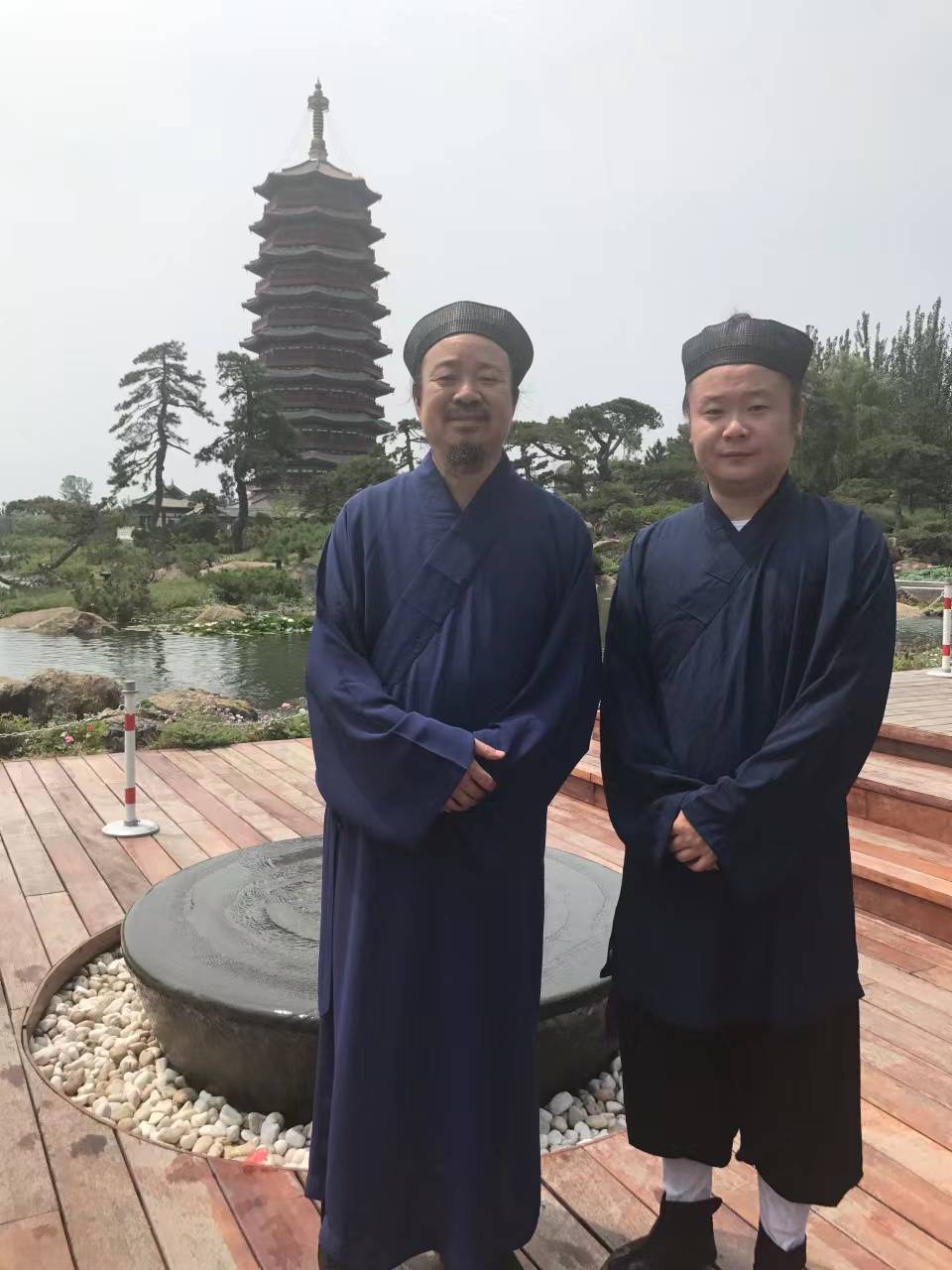 张里旬道长与恩师徐宇昇大师(旭阳道人)2003年,张里旬道长曾跟随徐宇