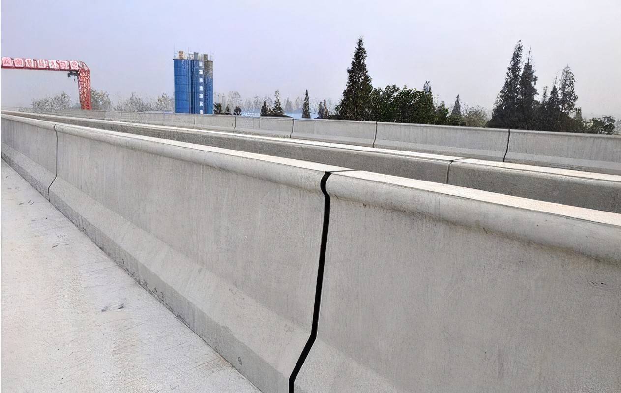 防撞墙模具在贵州,云南,山东,河南等地的高速公路建设两侧,防撞墙模具