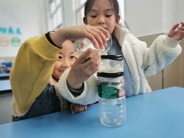 三年级的学生发挥想象,动手操作,自制了简易净水器.