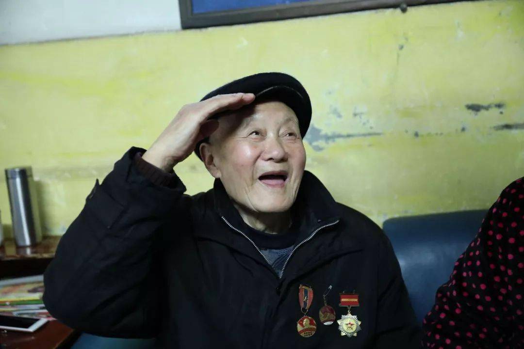 "共和国勋章"获得者张富清在汉逝世_来凤县_战功_西北