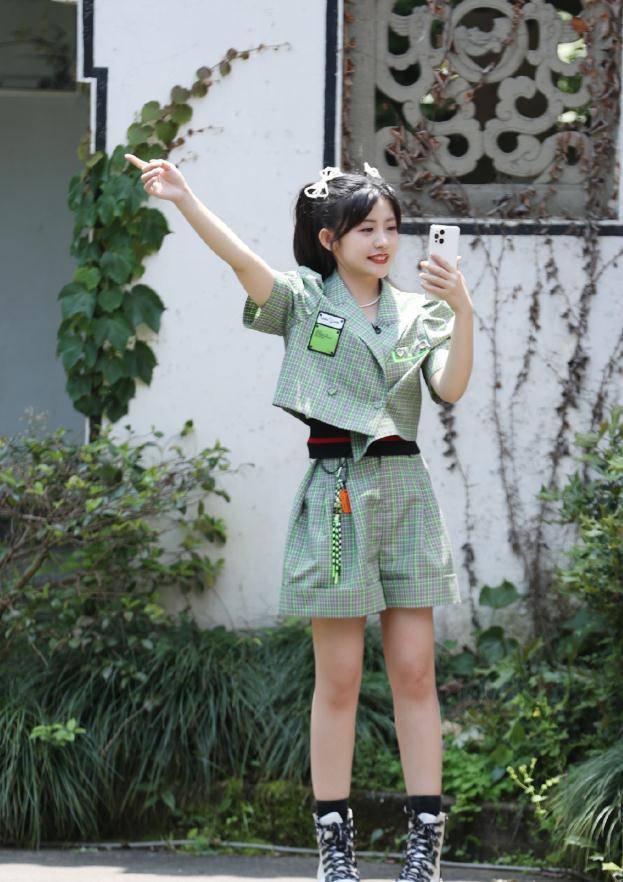 赖美云机场私服释出,趣味印花t恤搭配牛仔短裤,生图腿型太真实_时尚