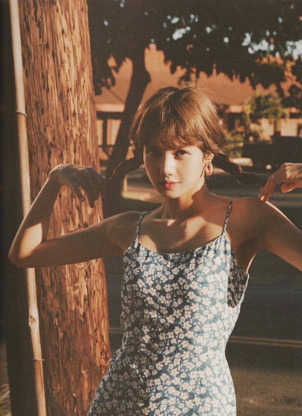 身穿碎花小吊带的lisa这次走的是清纯风,蓝白碎花图案减龄又时尚.