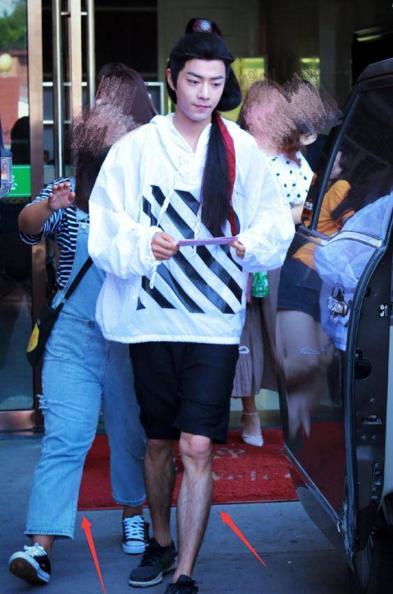 原来肖战才是"腿精",穿短裤和女助理同框,对比太真实了_网友_状态