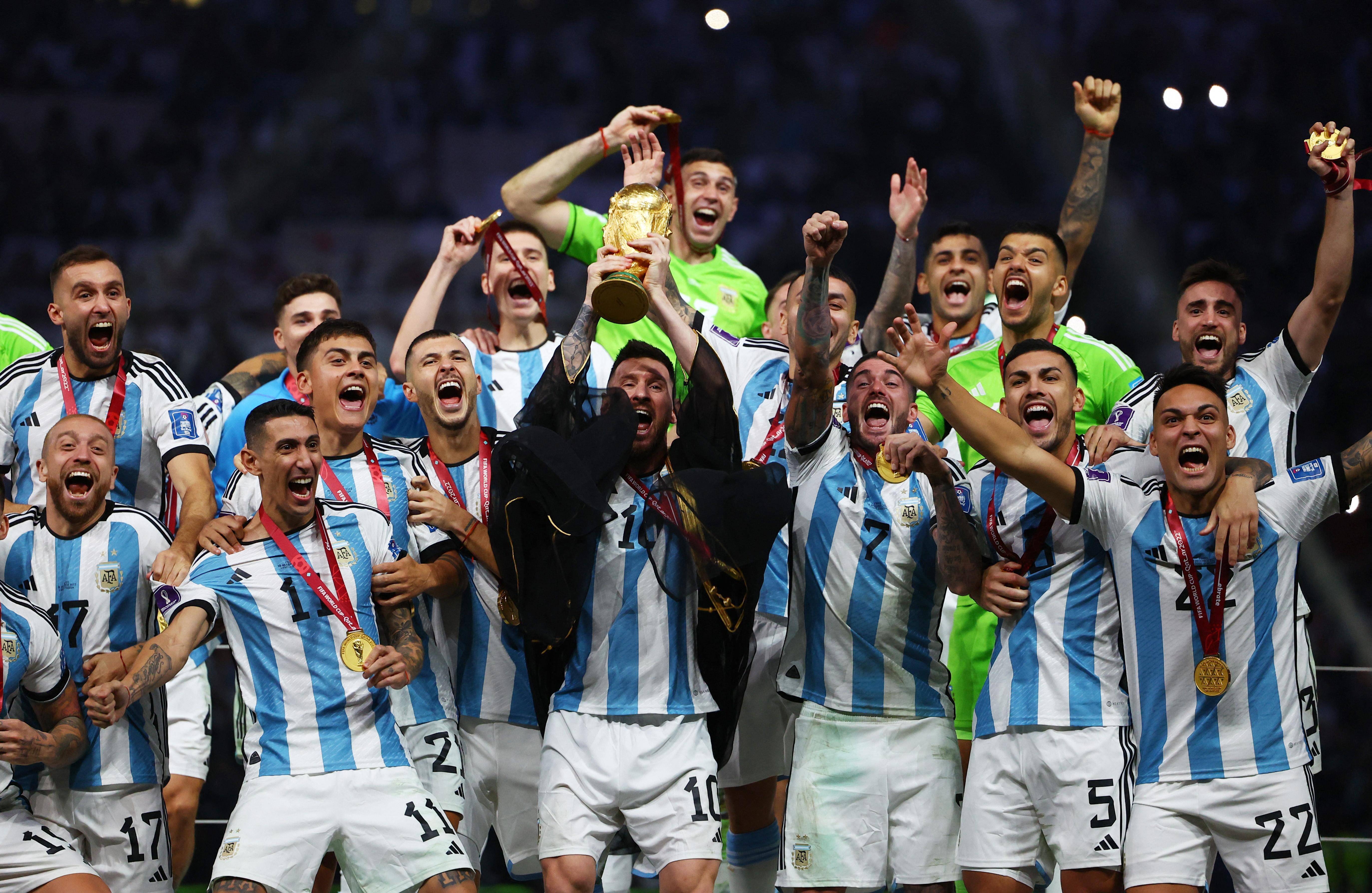 英雄的胜利！超过20万阿根廷球迷列队欢迎梅西，梅西差点被电缆“挡住”