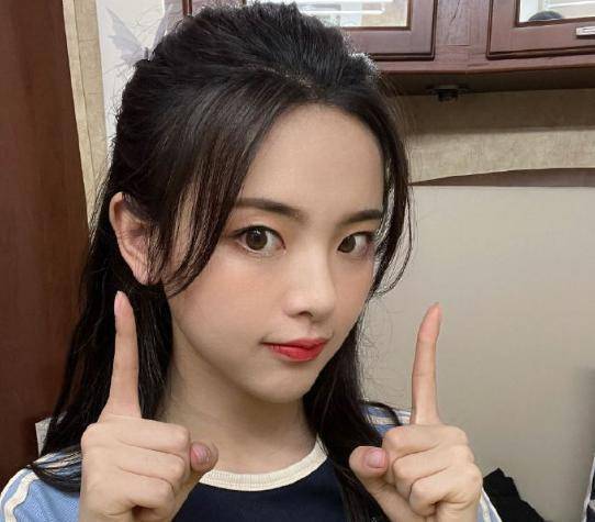 火箭少女出道三周年,全员晒手势照庆祝毕业一周年,仪式感满满_超越