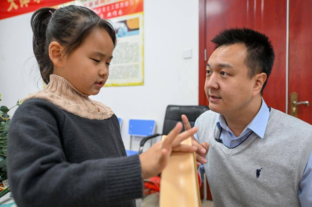 逐渐从视力受损的打击中走了出来蔡成利用课余时间学