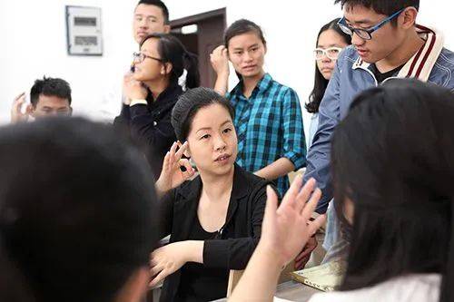 2岁失聪,28岁成为博士,中国首位聋人女博士,如今怎么样了?