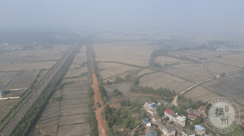 铁路,福银高速公路横跨南北,设有桐源火车站;临川至丰城公路贯穿东西