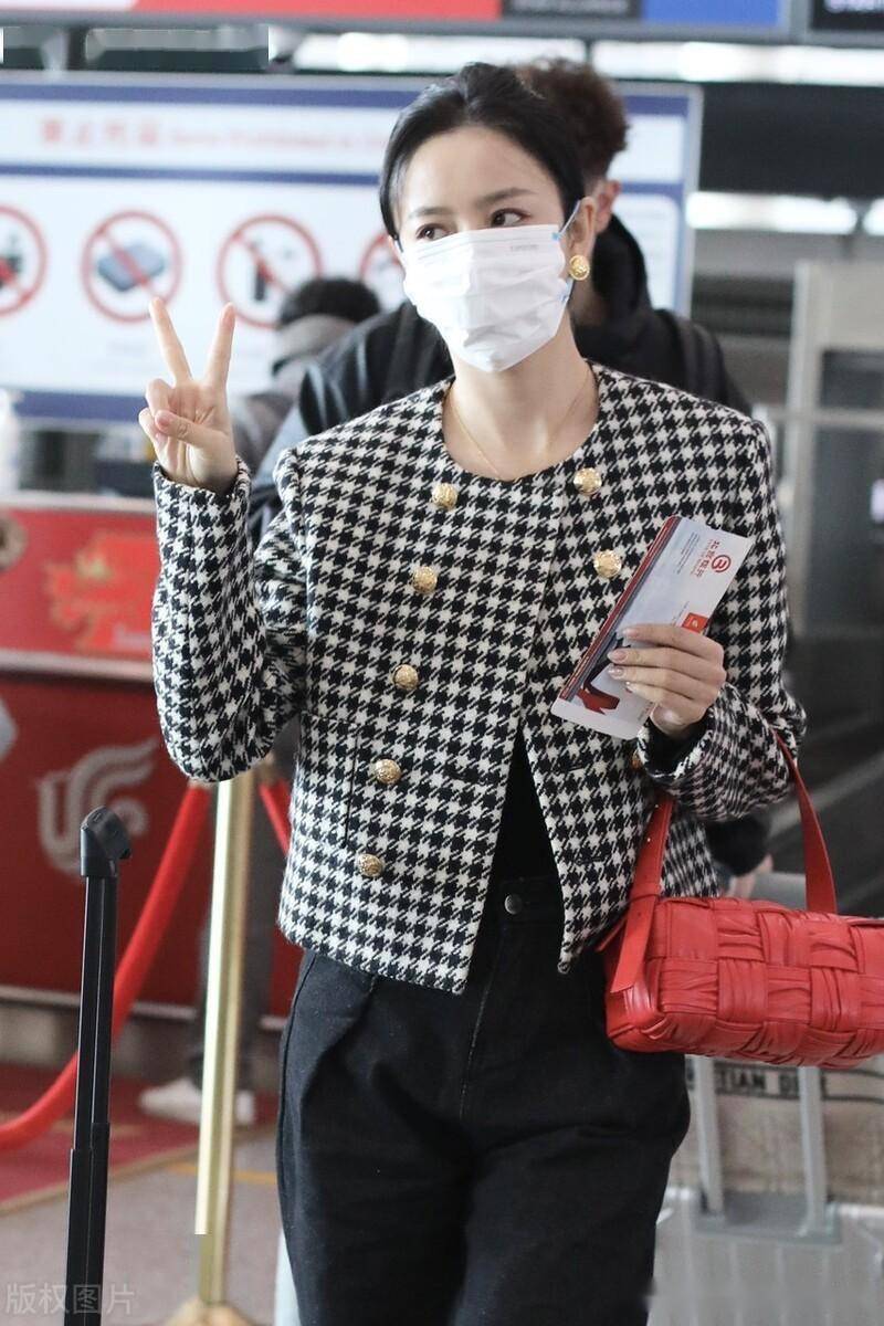 佟丽娅街拍:推行旅戴口罩简单出行_北京_机场_出发