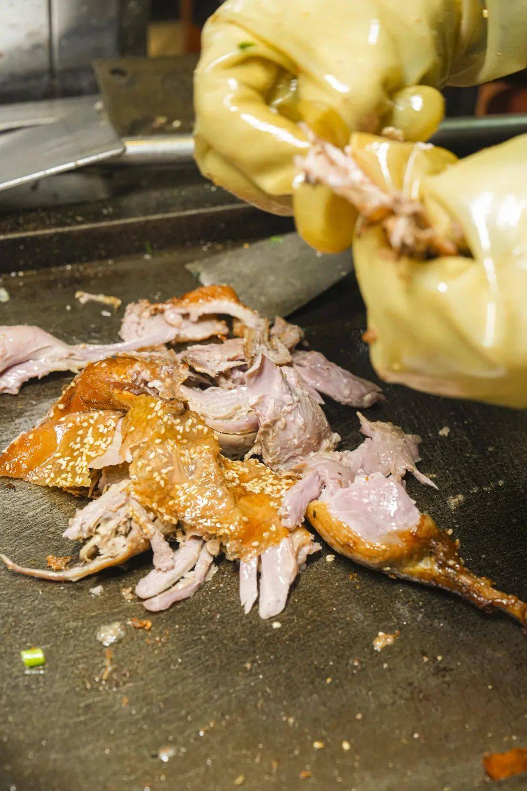 的烹饪手法还是蛮得周围食客得好奇心的烤鸭融入了铁板烧的元素走吧!