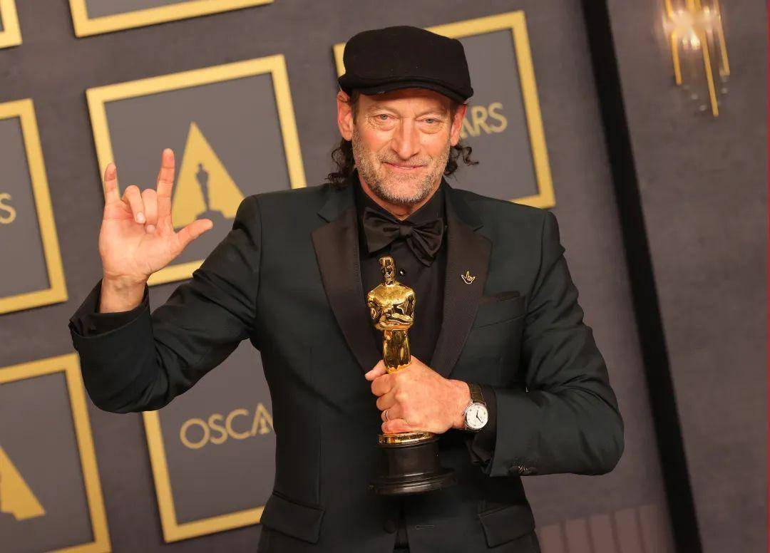 在第94届奥斯卡颁奖典礼上,特洛伊·科特苏尔凭讲述聋哑家庭的电影