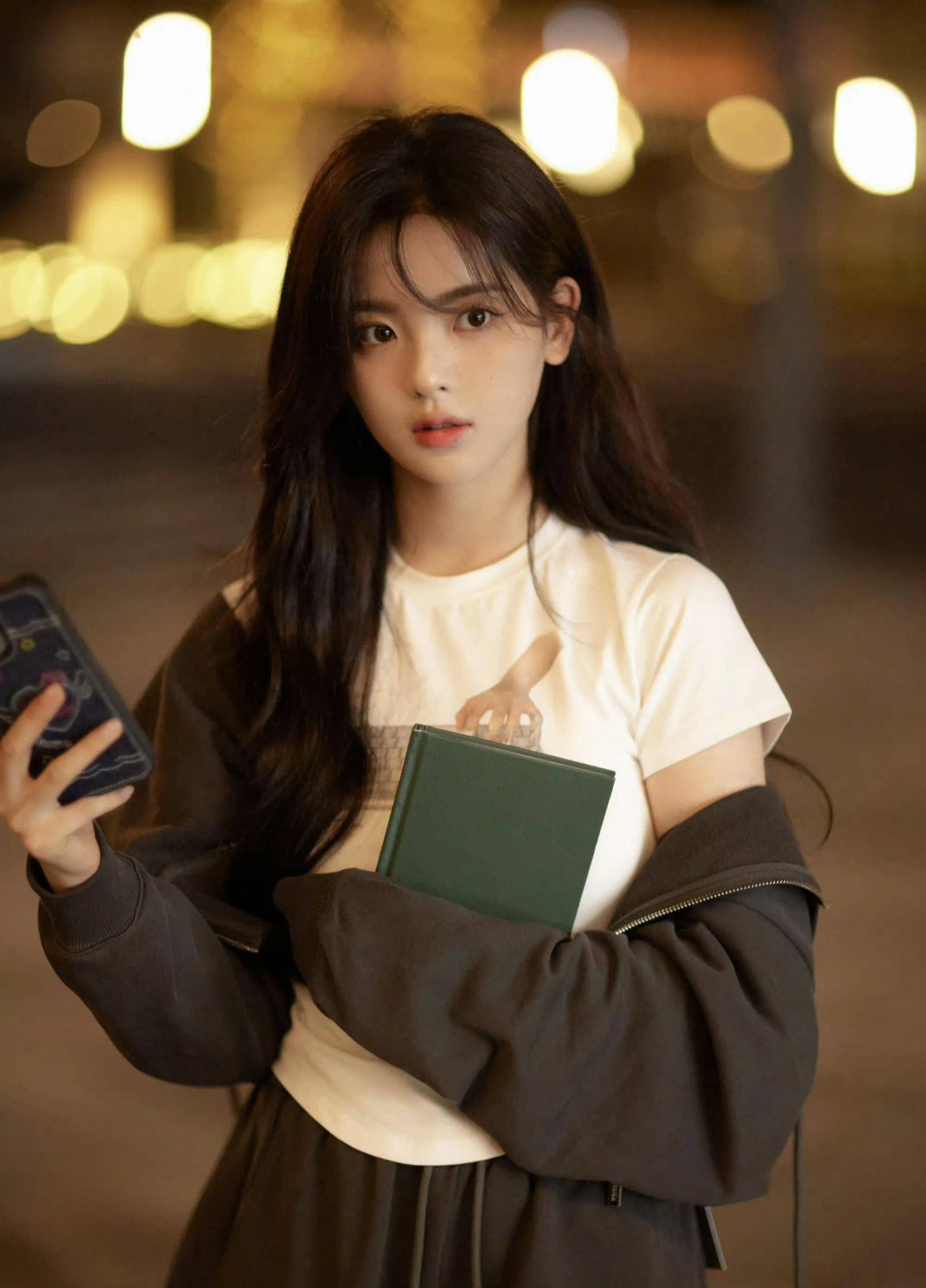 女星杨超越时尚写真:清纯甜美,小家碧玉