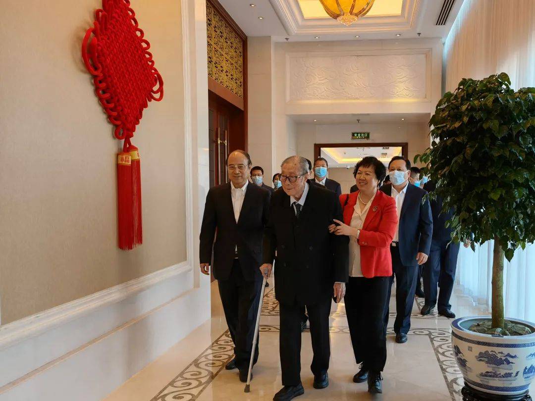 跨越七十年的石油情——一幅寿联与四封书信的故事_李德生_李敬_李红