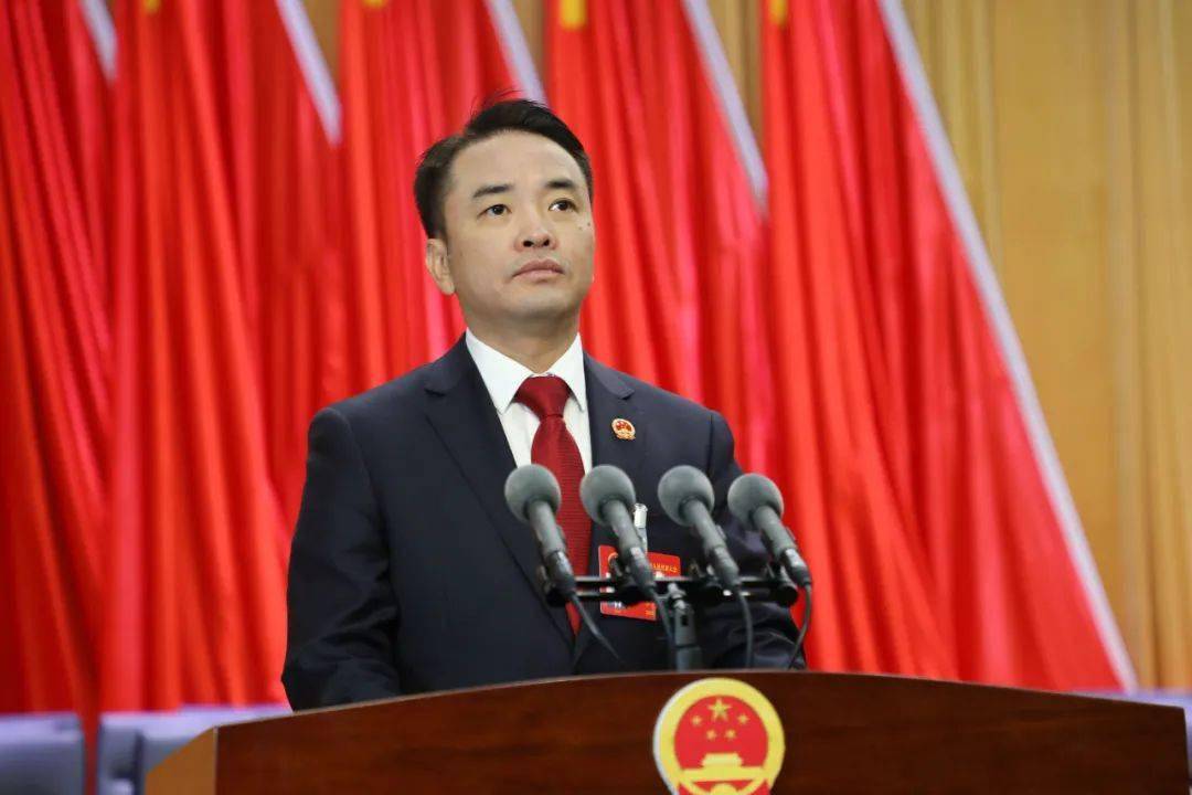 向大会报告工作江陵县人民政府县长李先刚上午八点三十分,全运宝宣布