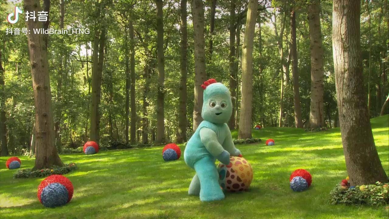 依古比古悄悄地躺在唔西迪西的床上睡觉,嘘 花园宝宝 萌知计划 儿童