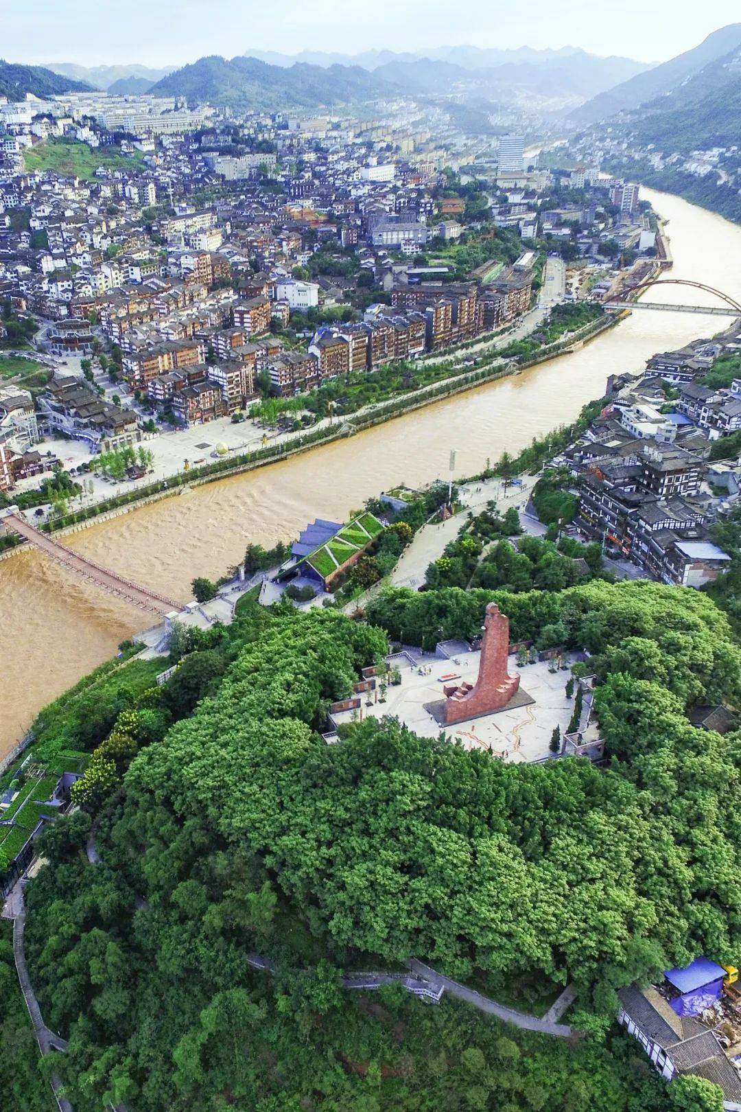 四渡赤水纪念塔矗立在赤水河岸