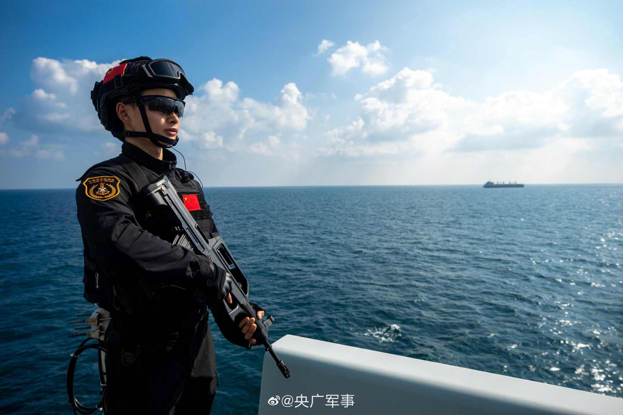 人民海军为人民!中国商船挂横幅感谢海军护航