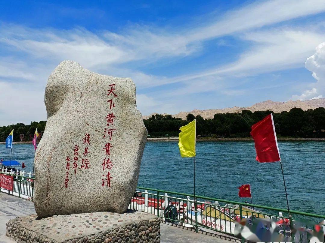 素有"天下黄河贵德清"之名在这里,黄河碧波荡漾,纯净温柔从翠绿到湛蓝