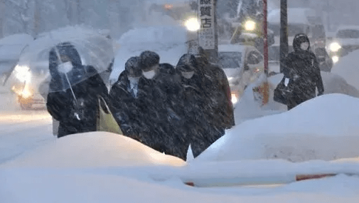 积雪有一人高！日本多地连降大雪，已致约百人死伤