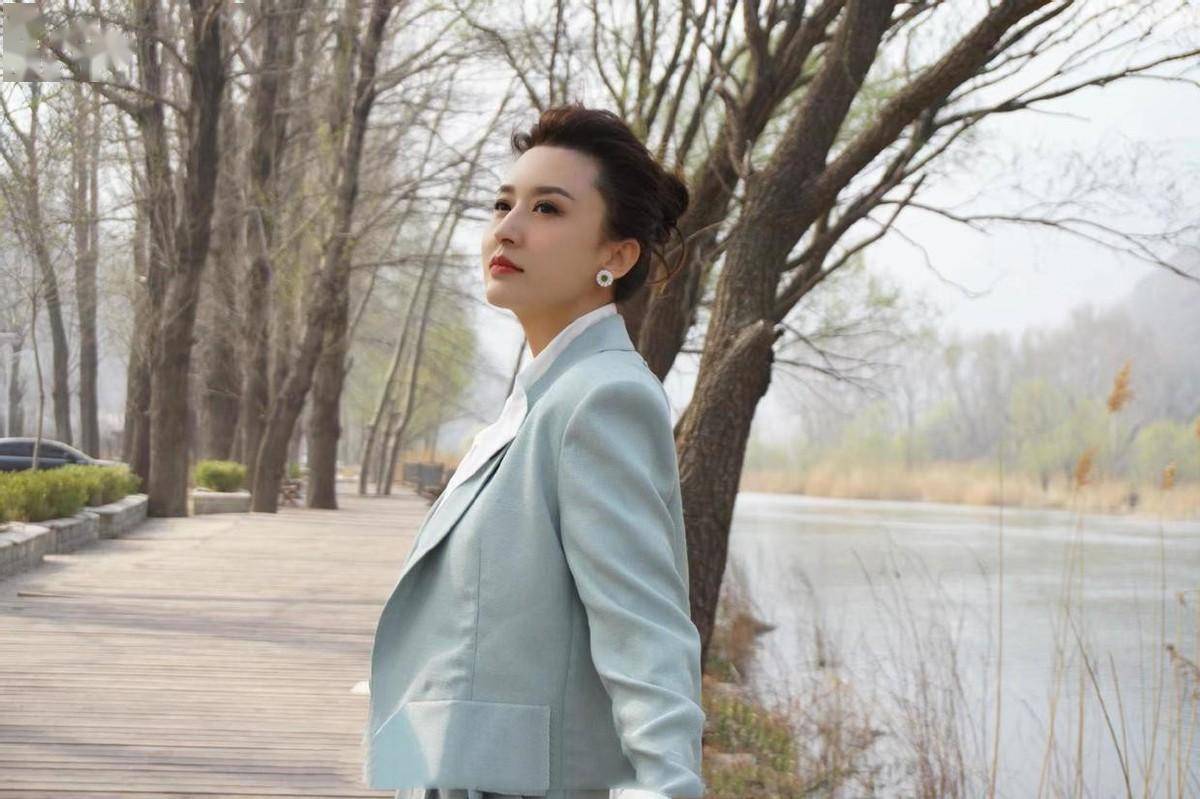 央视名嘴张蕾挺会打扮,短西装配衬衫优雅知性,身材比例不输模特