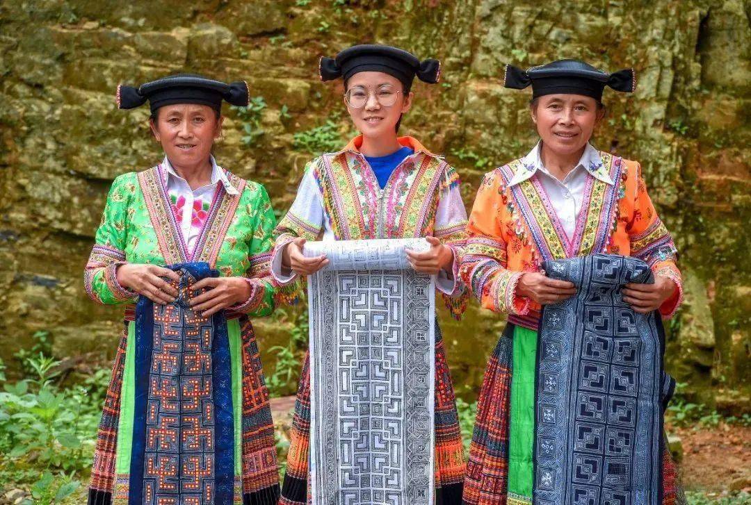 【康养胜地 人文兴义】望谟鲁邑村:精美红苗服饰惹人爱_刺绣_裙子_乐