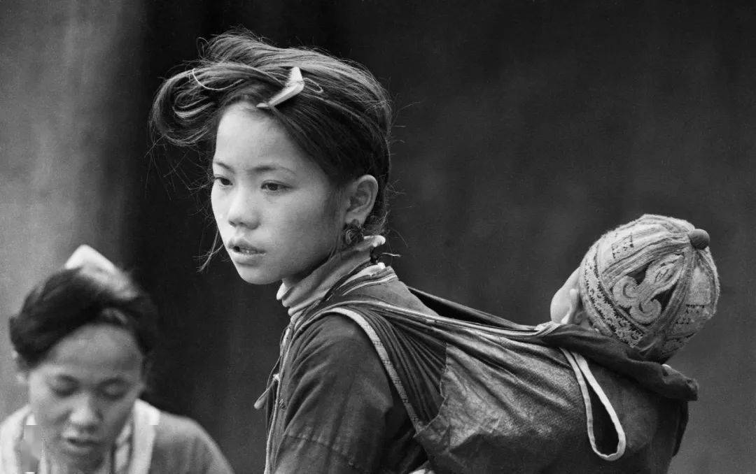 年时的岜沙掠影 陈泰明 摄向从江县摄影家协会赠送《岜沙人》摄影画册