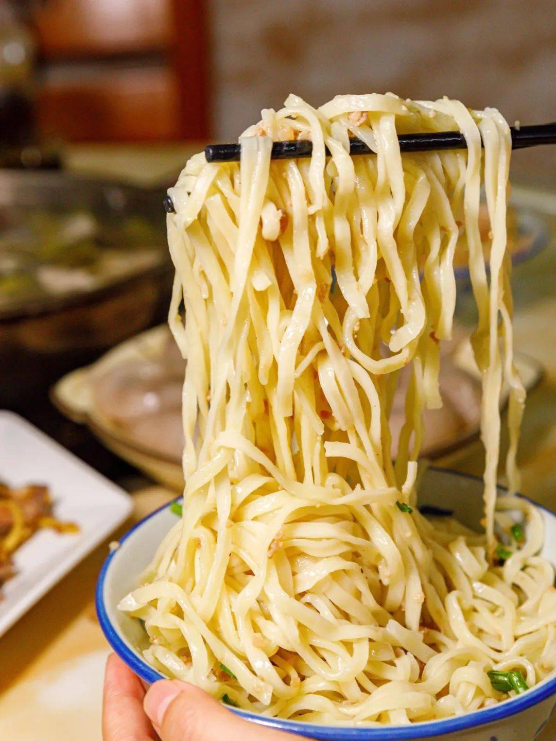 客家腌面和潮汕地区的捞面有异曲同工之妙,不过腌面会铺一层肉碎和