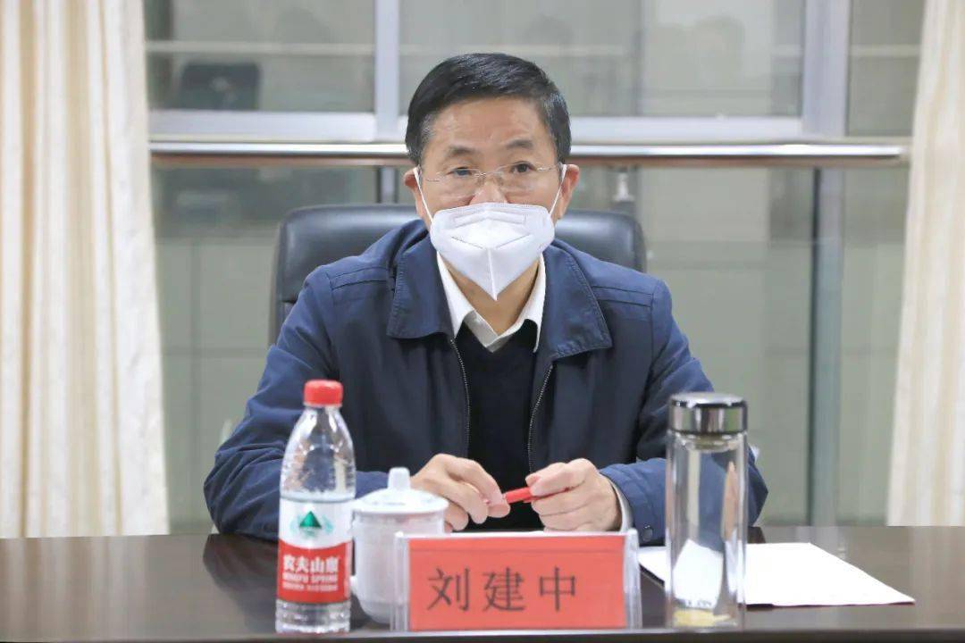 刘建中先后来到上栗县中医院(南院),彭高镇,福田镇卫生院,听取有关