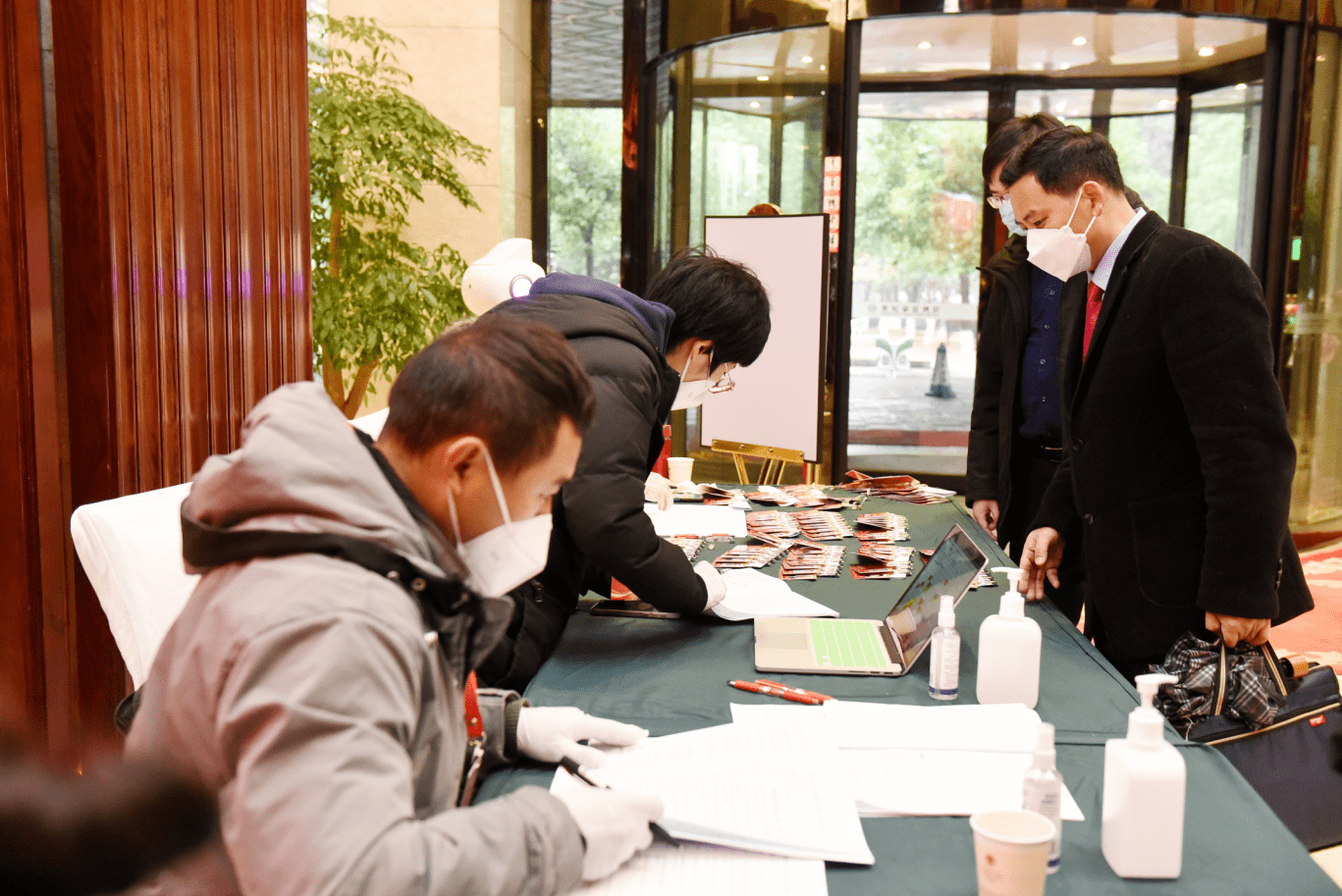 肩负使命献良策 履职为民赴盛会_政协委员_行人_高地