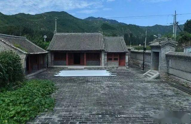 小村庄里有一座与环境极不协调的破旧古庙,名叫瘟神庙,远近闻名,据说