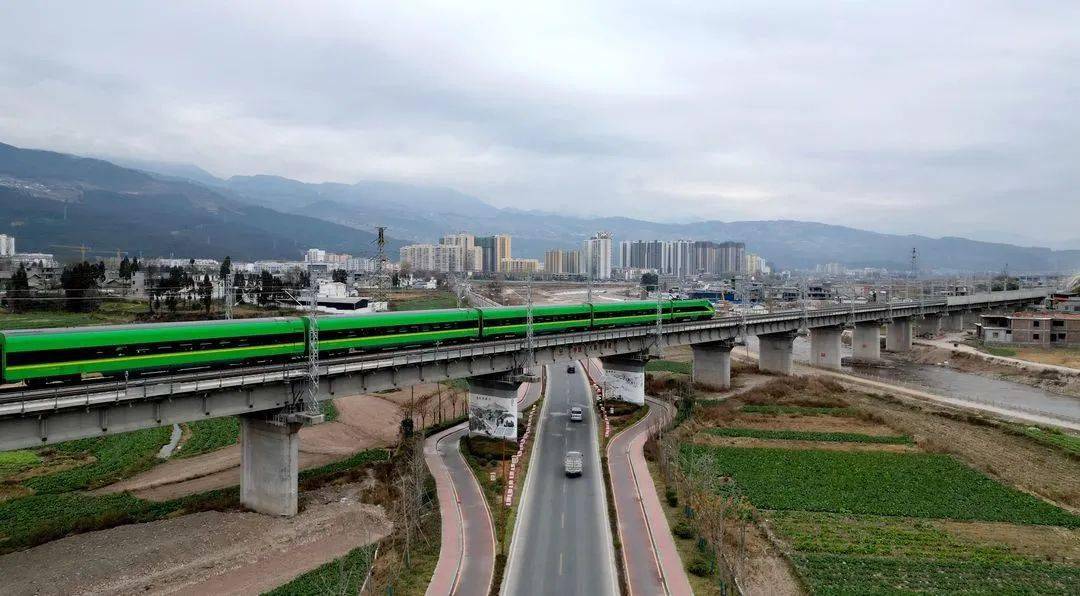 越西:动车开进来 幸福飞出去_车厢_建设_小时